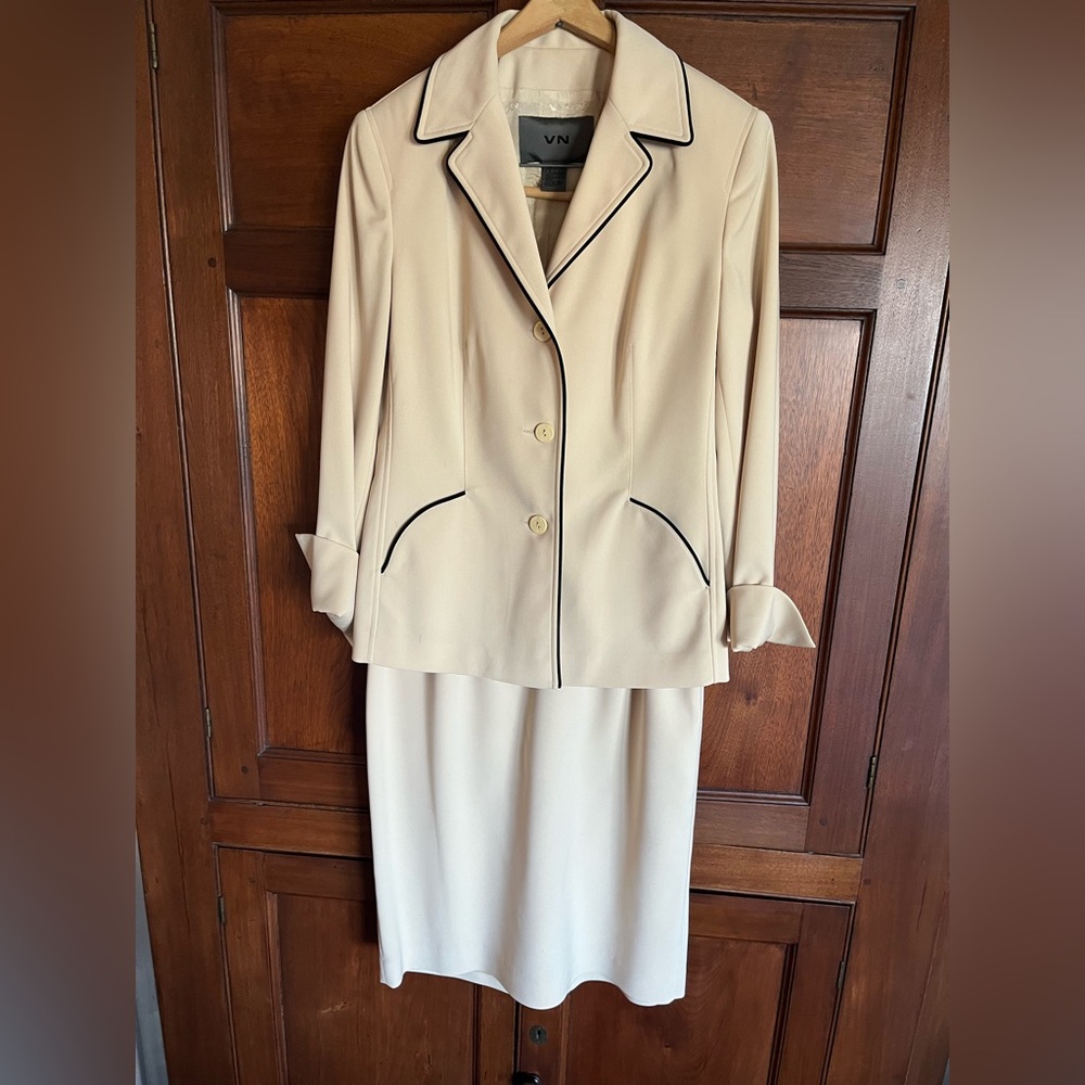 Vintage VN TIMELESS Chic Cream Blazer and Skirt Set with Black Trim